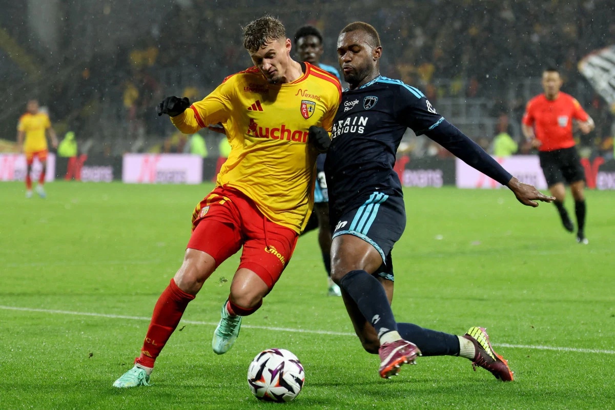 Lens' French midfielder #27 Michael Cuisance (L) vies with Paris FC's Brazilian defender #06 Otavio (R) during the French L1 football match between RC Lens and Paris FC at the Stade Bollaert-Delelis in Lens, northern France, on October 24, 2026. (AFP)