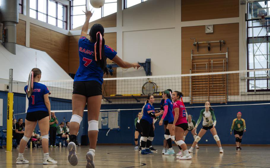 Riana Pontemayor serves.