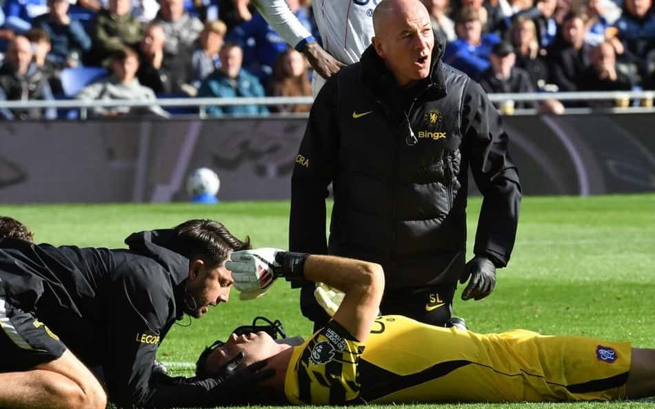 Goleiro se lesionou após um choque no último confronto na Premier League (Foto: PETER POWELL / AFP)