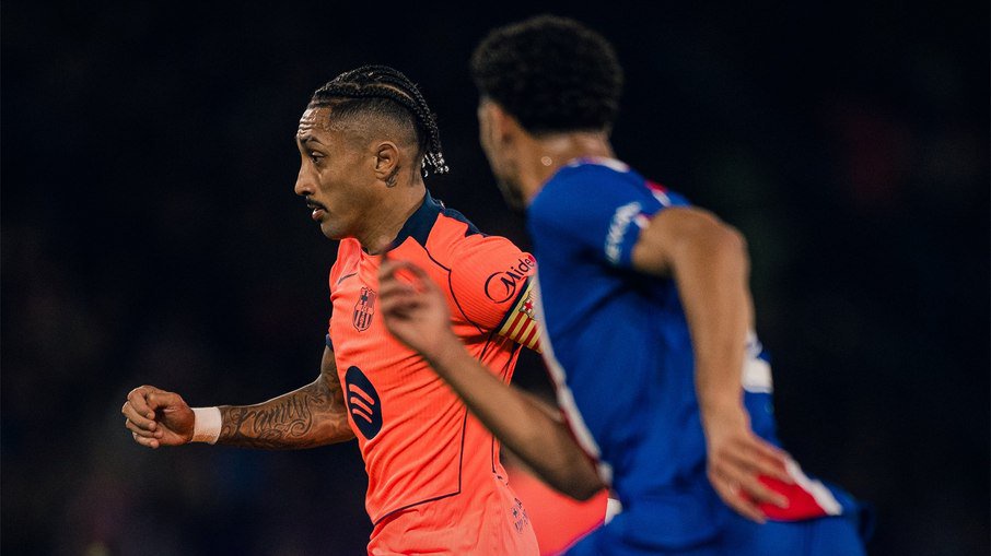 Raphinha vai mal contra o PSG e vira meme nas redes sociais