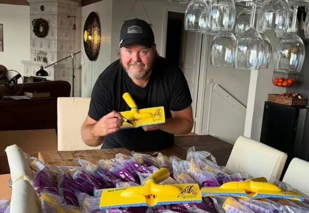 Tomas Brolin signs a vacuum cleaner head