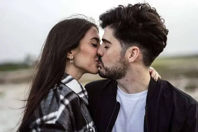 8 Types of Kisses and their Meaning