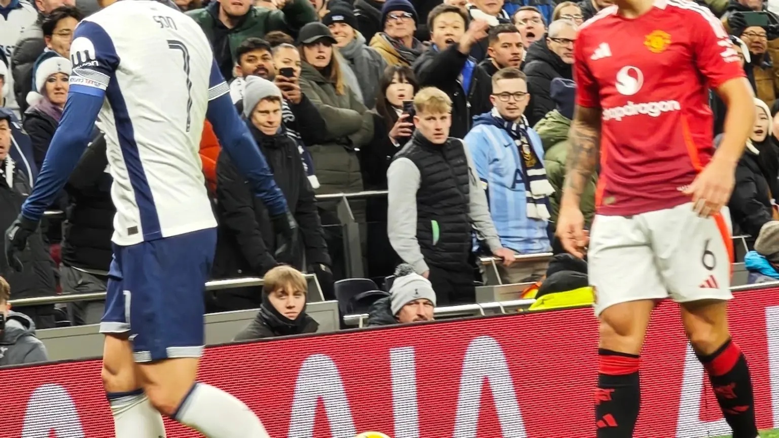 Lisandro Martínez in a Manchester United kit during a match against Tottenham Hotspur.