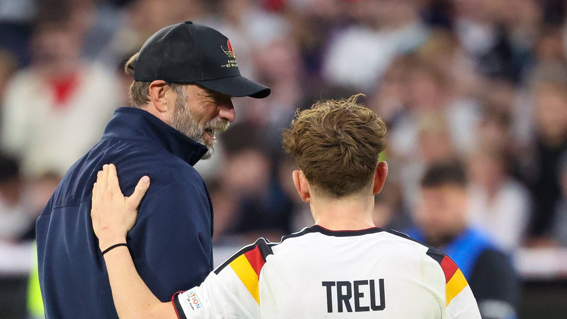 Bundestrainer Jürgen Klopp (l.) im Gespräch mit Philipp Treu.