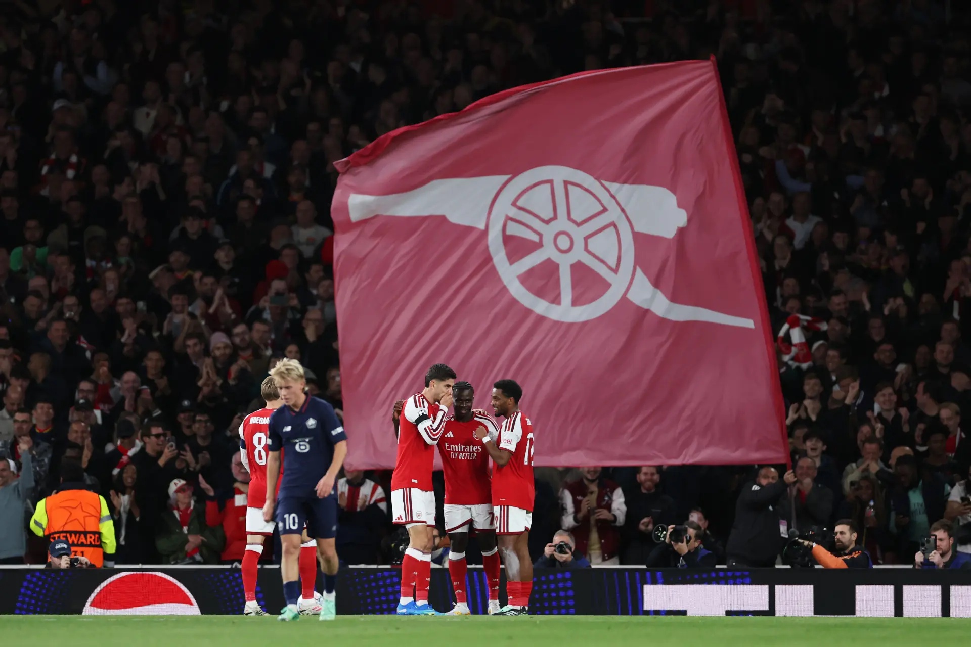 Arsenal players celebrating.