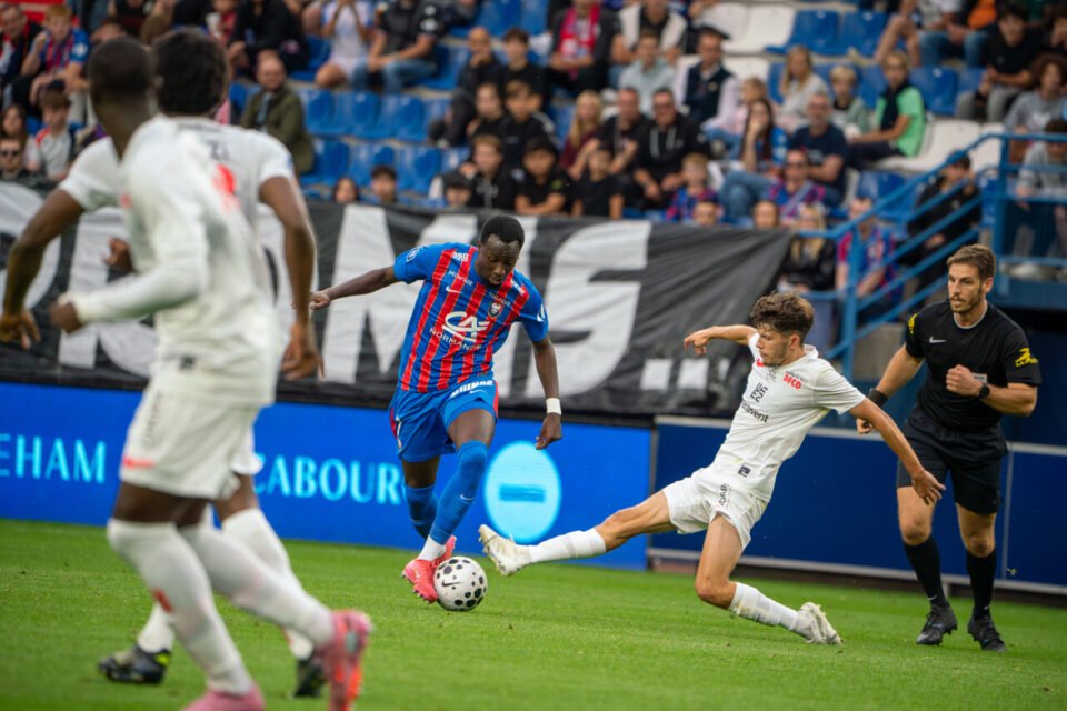 Adama Diakité et le SM Caen auraient pu se voir accorder un penalty après une incursion intéressante dans la surface de Dijon.