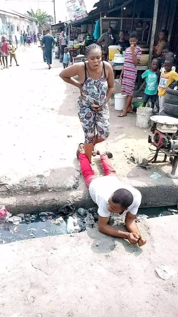 “This Woman Labor Could Cross Gutter”, What Husband Help (Photos)