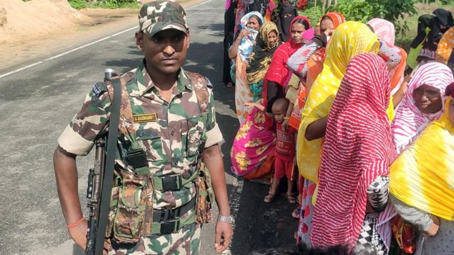 दक्षिणी 24 परगना ज़िले में एक मतदान केंद्र पर सुरक्षाकर्मी.