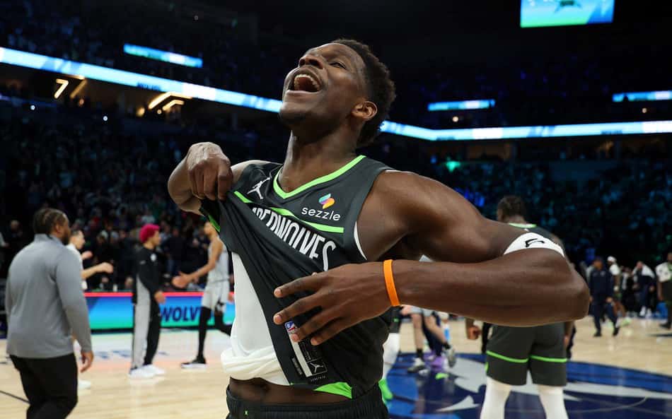 Anthony Edwards comemora vitória do Timberwolves sobre o Spurs em Minneapolis (Foto: David Berding/Getty Images/AFP)