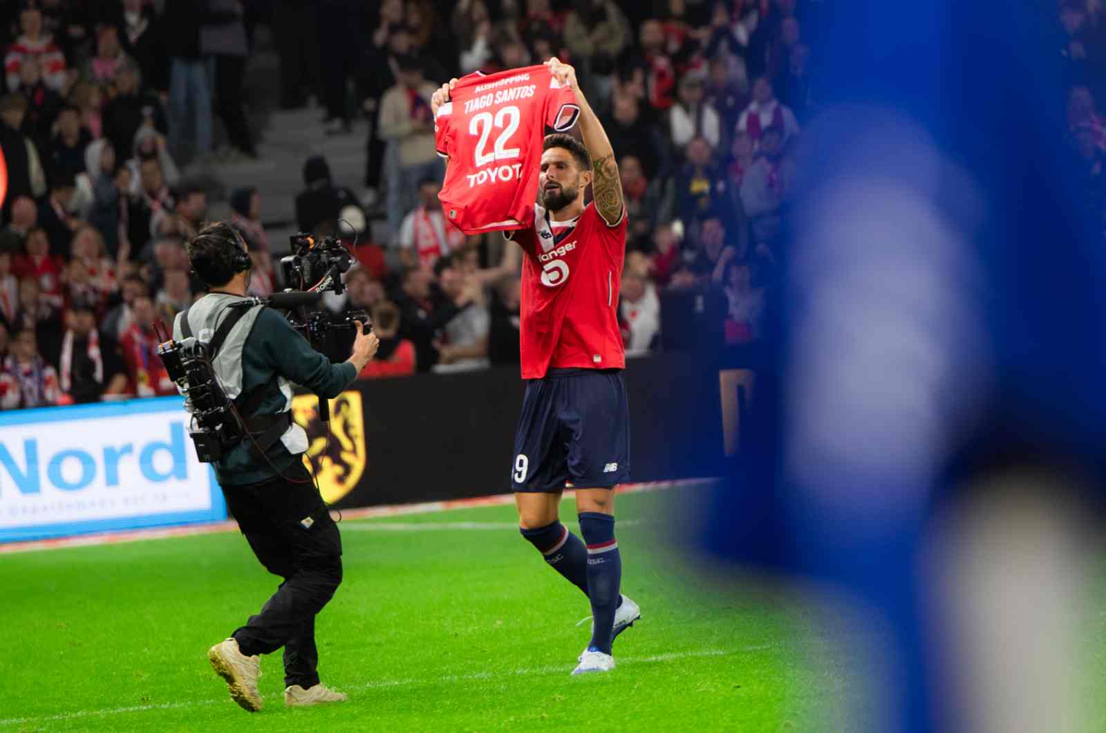 Olivier Giroud avec le maillot de Tiago Santos.