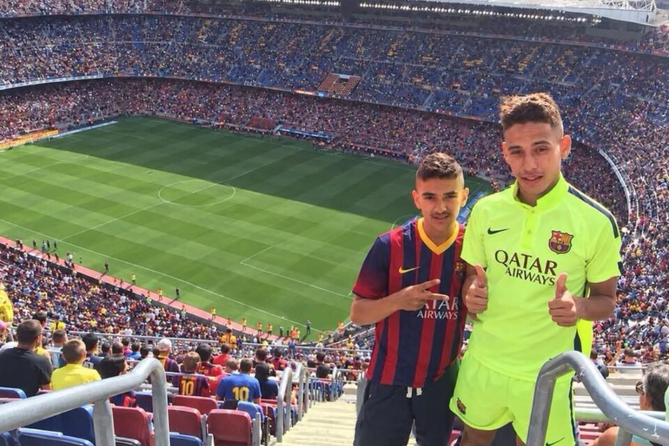 Les deux jeunes hommes, avec quelques années de moins, au Camp Nou à Barcelone.