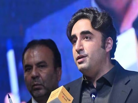 रविवार को लाहौर में अस्मा जहांगीर सम्मेलन में पाकिस्तान के विदेश मंत्री बिलावल भुट्टो के संबोधन के दौरान, पीटीएम सदस्यों ने नारेबाजी शुरू कर दी, सांसद अली वज़ीर की रिहाई की मांग की. (फोटो: न्यूज18)