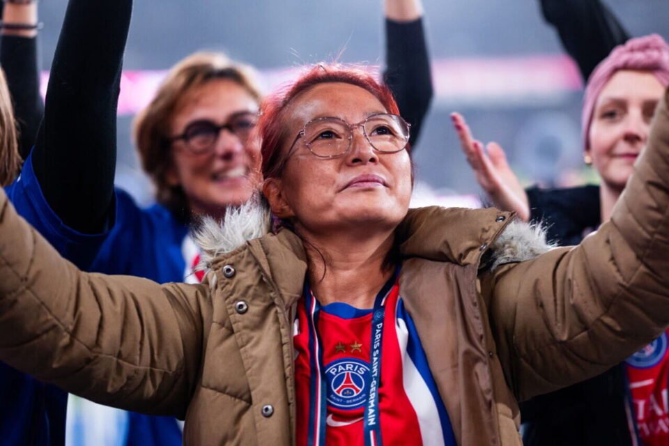 Maëva Jousset, habitante de Tinchebray (Orne), était insvitée sur la pelouse du Parc des Princes lors du match PSG-OL, lundi 26 octobre 2026.