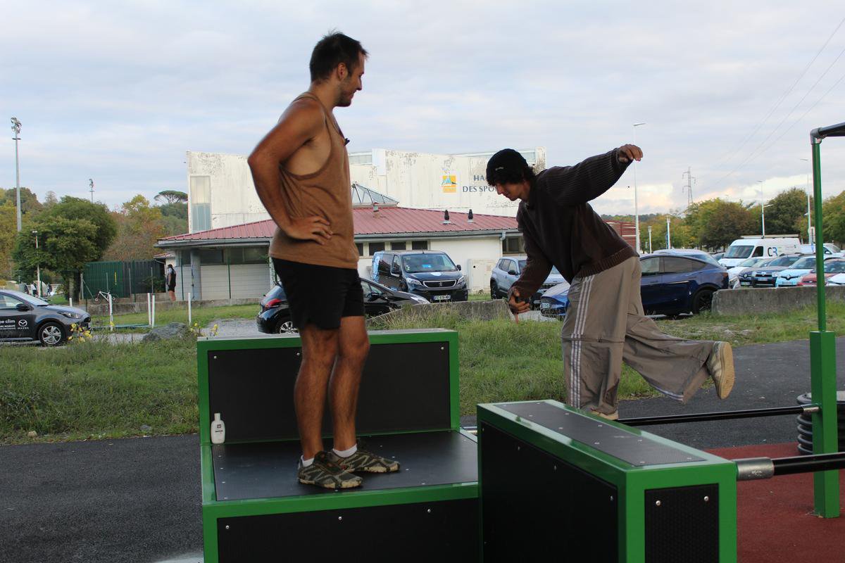 Benoît et Gabriel sont deux traceurs expérimentés : cela fait 17 et 12 ans qu’ils s’adonnent au parkour.
