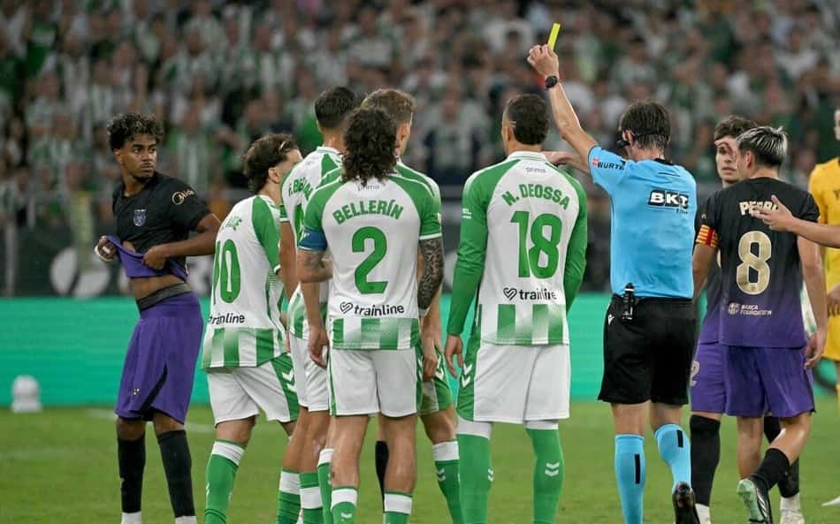 Comandante criticou diretamente a atuação da arbitragem neste duelo (Foto: JORGE GUERRERO / AFP)