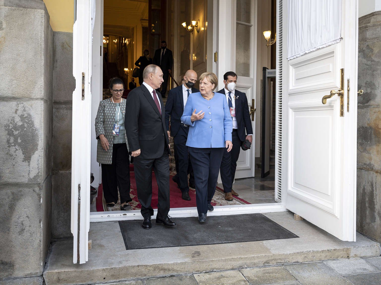 Władimir Putin i Angela Merkel na spotkaniu w 2021 roku. Były oligarcha mówił teraz o błędzie Putina Merkel.
