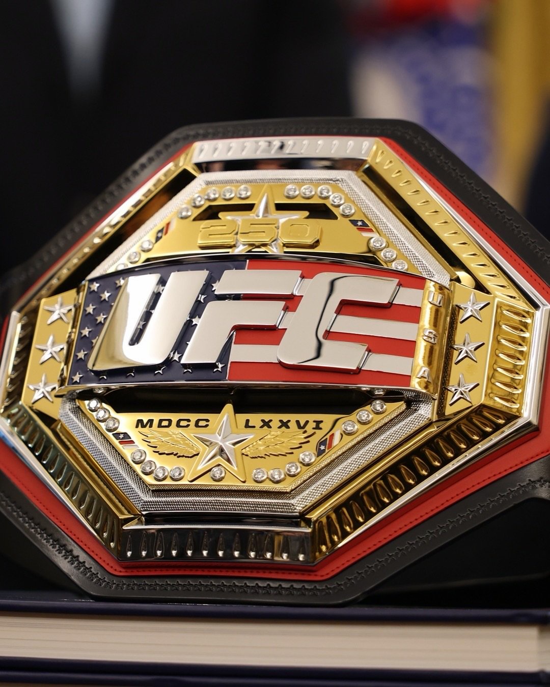 Cinturão entregue no UFC Casa Branca (Foto: Divulgação/Instagram Oficial UFC)