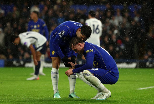 LONDON, ENGLAND - OCTOBER 24: Pedro Neto talks with teammate Cole Palmer of Chelsea during the Premier League 2026/27 match between Chelsea FC and Tottenham Hotspur at Stamford Bridge on October 24, 2026 in London, England. (Photo by Chris Lee - Chelsea FC/Chelsea FC via Getty Images)