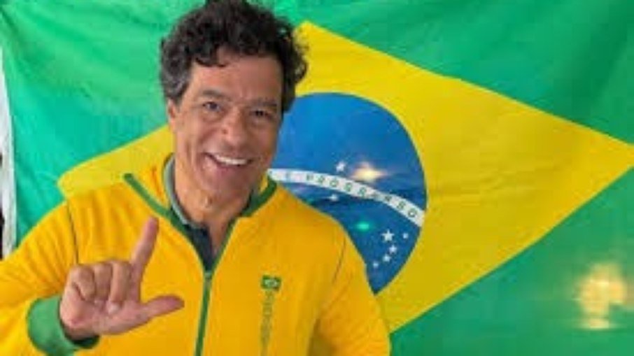 Raí faz o L: ídolo do São Paulo e da Seleção Brasileira, que honra o legado do irmão Sócrates, sempre se posiciona do lado da civilização, da democracia e do povo contra a barbárie e o fascimo