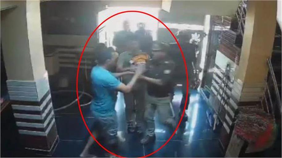 in mathura a police officer punched an army soldier 6 times in 14 seconds
