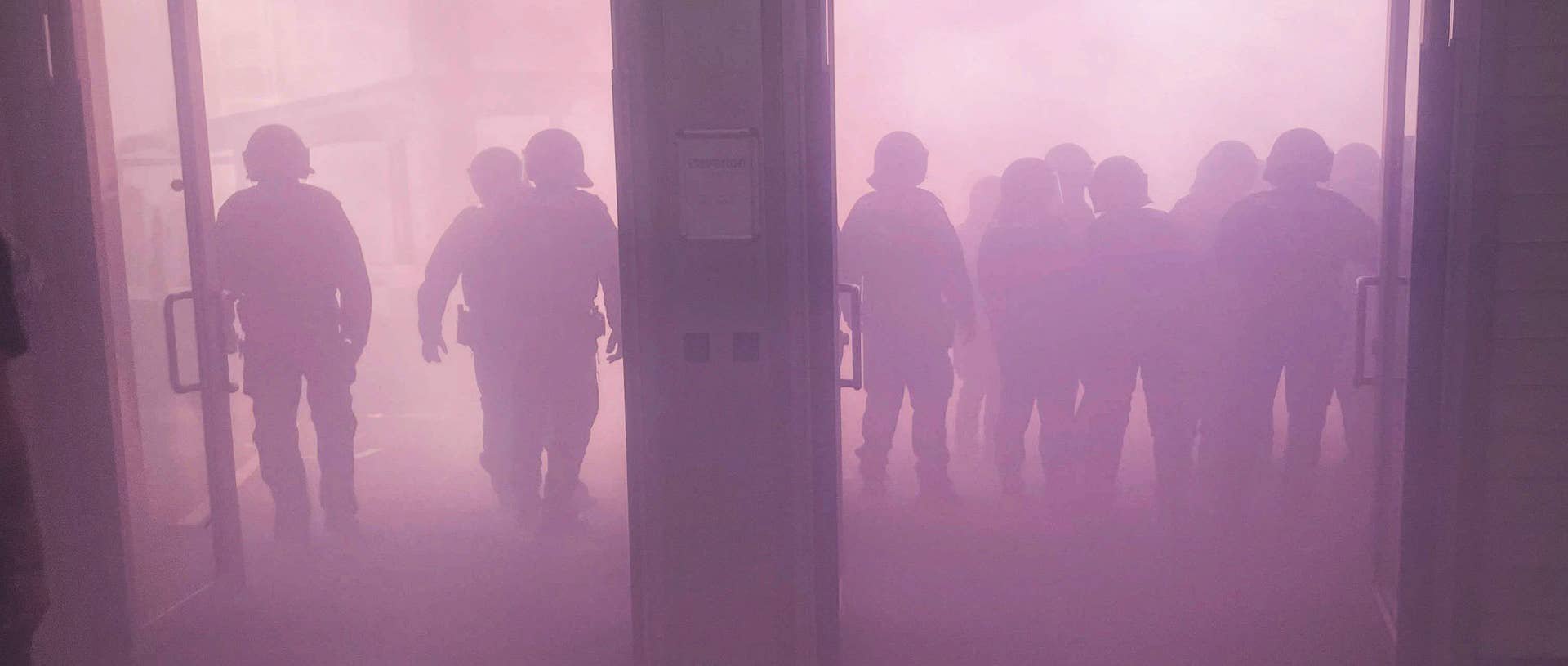 Nebel und angespannte Stimmung: Die Pyrotechnik rund um das Grazer Derby sorgte für einen Großeinsatz der Polizei.