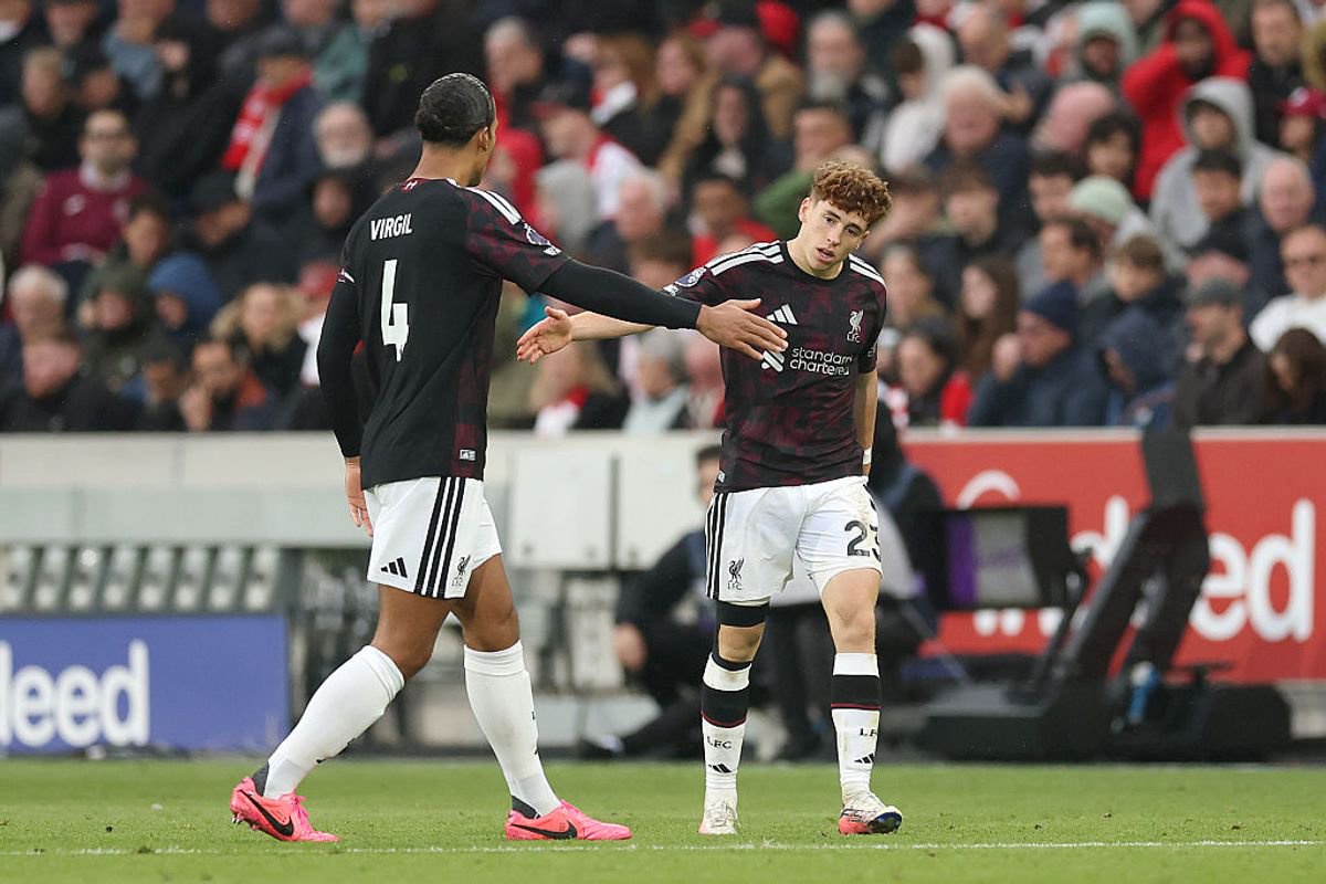 BRENTFORD, ENGLAND - OCTOBER 17: Victor Munoz of Liverpool celebrates scoring his team’s first goal with teammate Virgil van Dijk during the Premier League 2026/27 match between Brentford and Liverpool FC at Gtech Community Stadium on October 17, 2026 in Brentford, England. (Photo by Julian Finney/Getty Images)