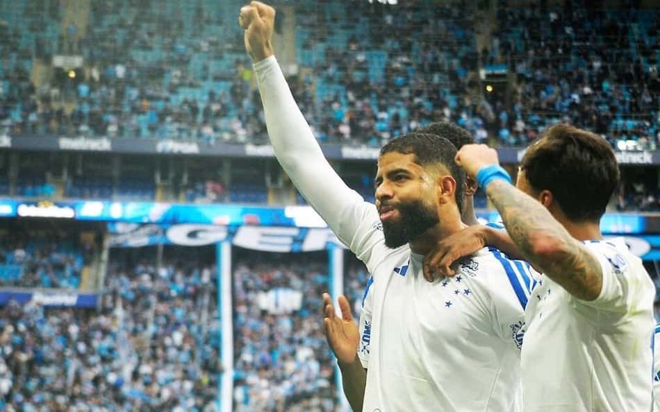 João Marcelo comemora gol ao lado de Kaio Jorge em campo, com torcedores ao fundo.