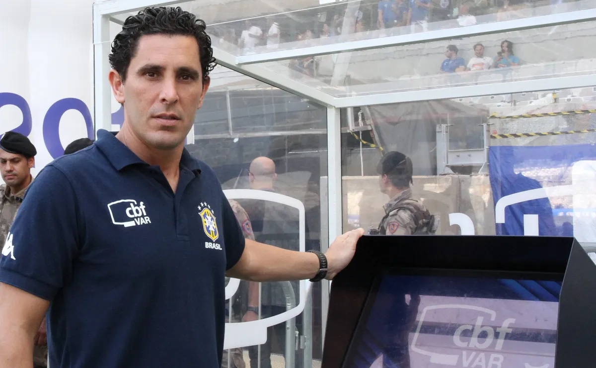 Gaúcho Daniel Nobre Bins estará no comando do VAR de Athletico-PR x Palmeiras