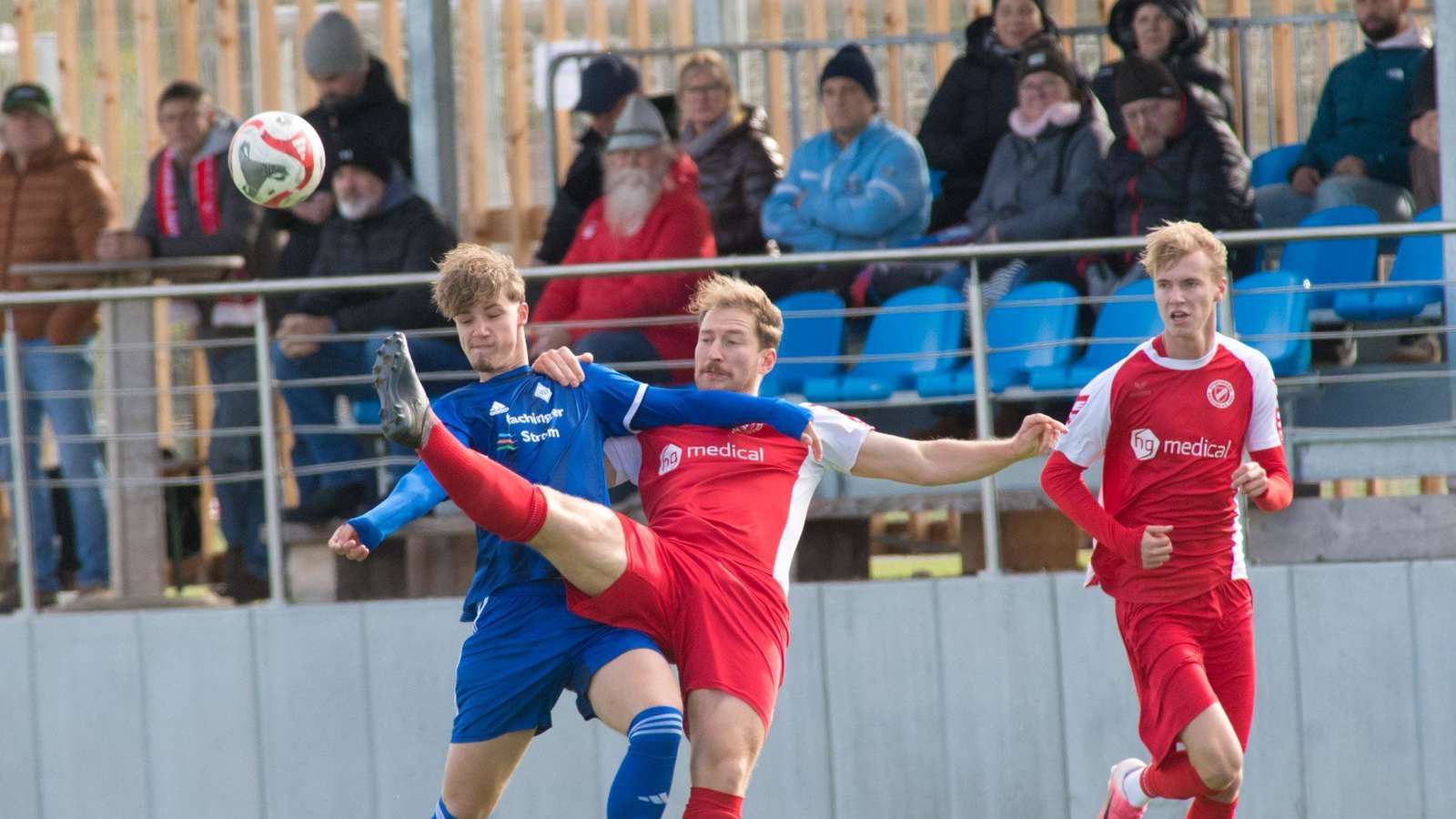 Durchgesetzt: Paul Schmidt (blau) erzielt das 2:1 für die U23 des FC Deisenhofen.