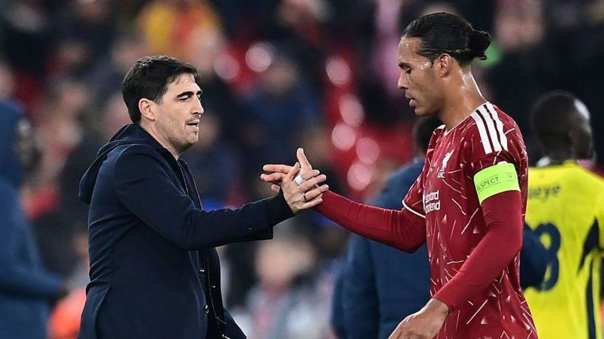 Andoni Iraola and Virgil van Dijk