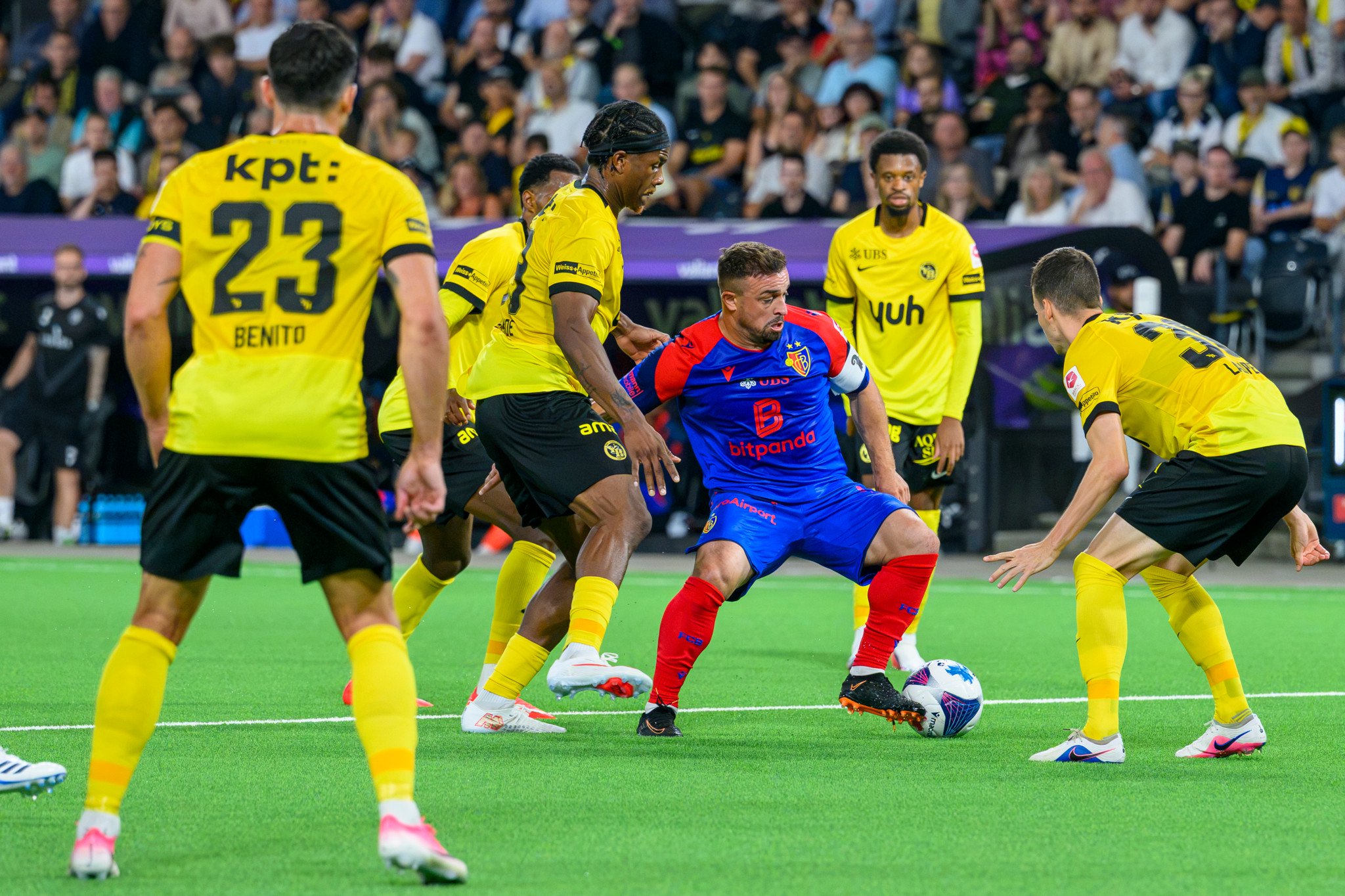 Xherdan Shaqiri vom FC Basel im Zweikampf gegen mehrere BSC Young Boys-Spieler im Super-League-Spiel in Bern.