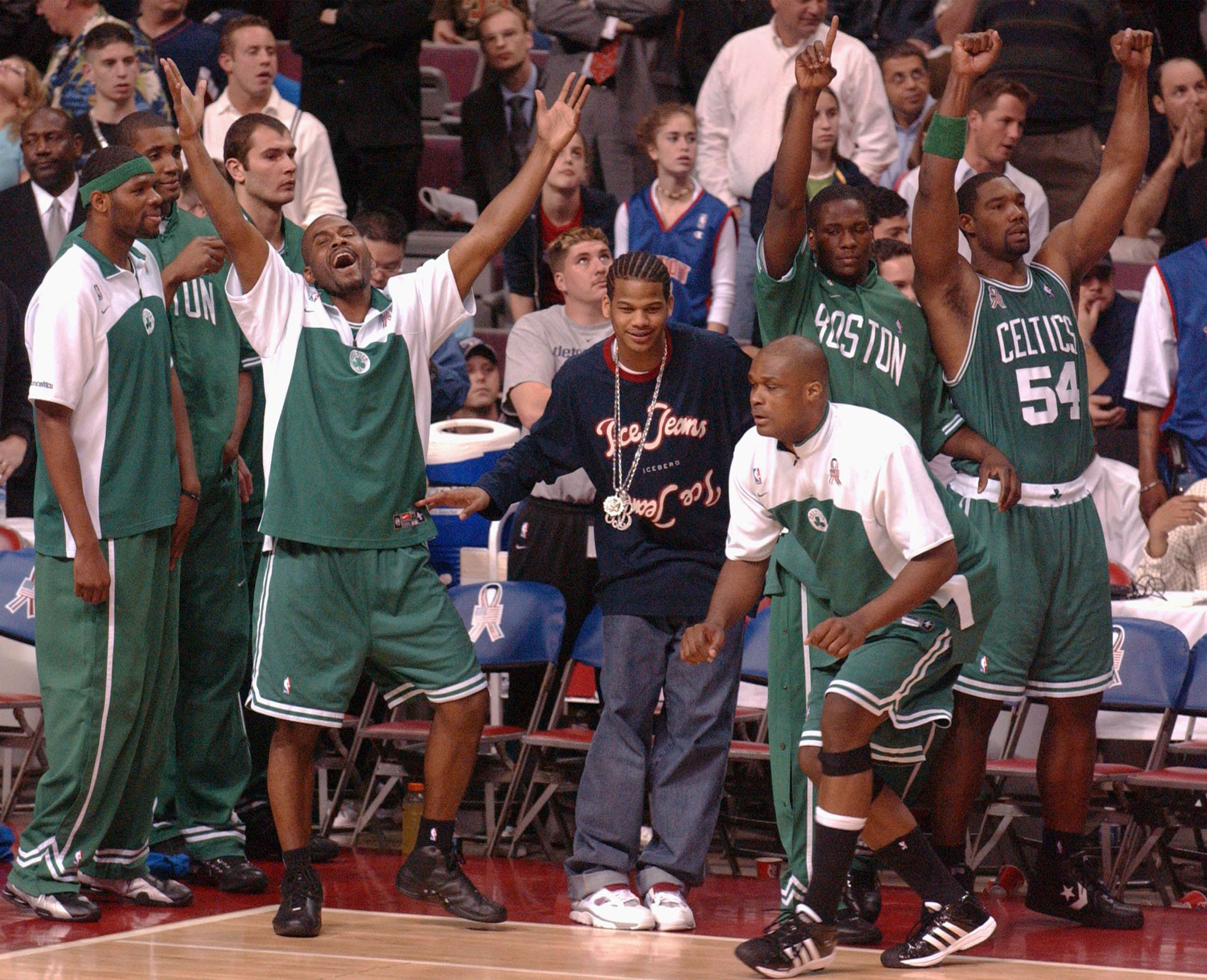 Boston Celtics (front, L-R) Erick Strickland, Kedrick Brown and Antoine
Walker, celebrate the Celtics victory over the Detroit Pistons May 14,
2002 in the closing seconds of Game 5 in the NBA Eastern Conference
Semifinals at the Palace in Auburn Hills, Michigan. REUTERS/John C.
Hillery

JCH/ME