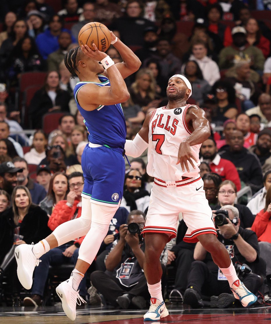 Bulls guard Buddy Hield (7) defends Timberwolves forward Isaiah Evans in the second quarter of a preseason game at the United Center on Oct. 16, 2026, in Chicago.(John J. Kim/Chicago Tribune)