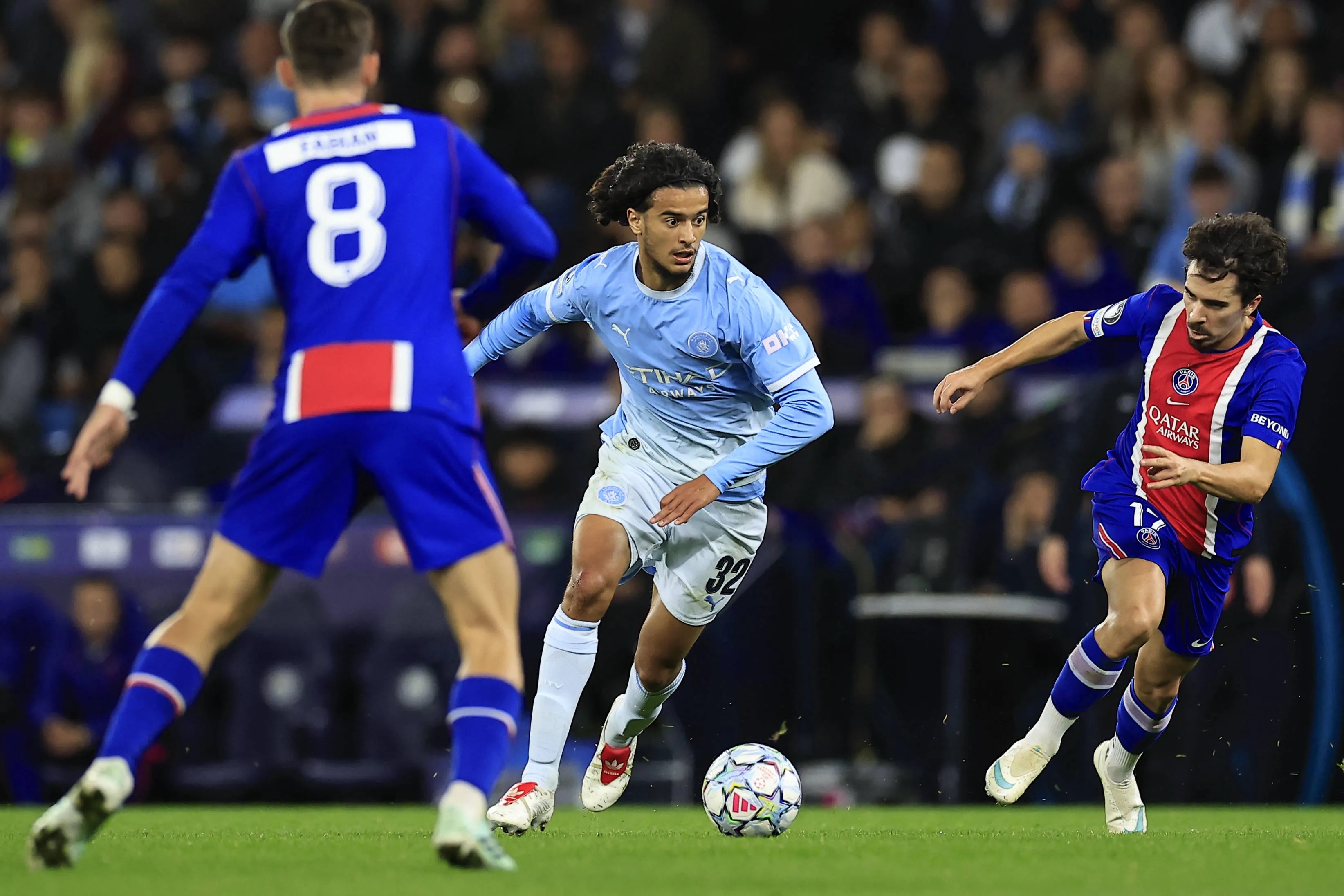 Ayyoub Bouaddi em ação pelo Manchester City