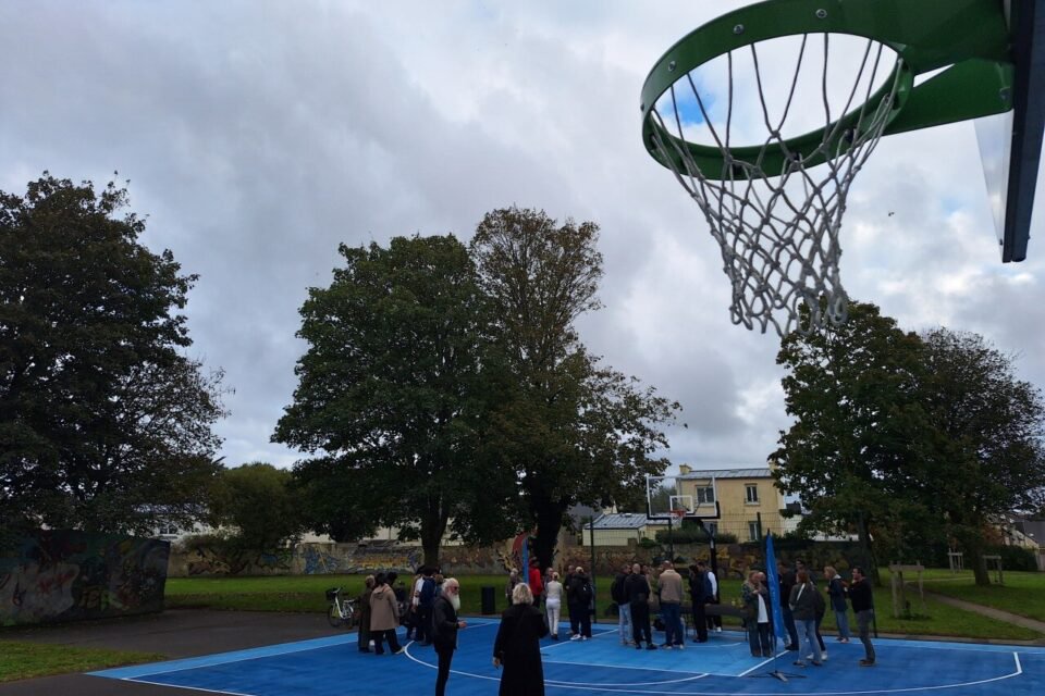 Les jeunes du quartier de Kerourien à Brest peuvent pratiquer le basket sur différents terrains.