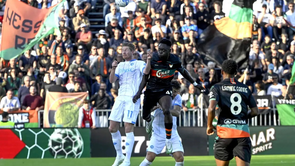 Kevin de Bruyne e Akor Adams