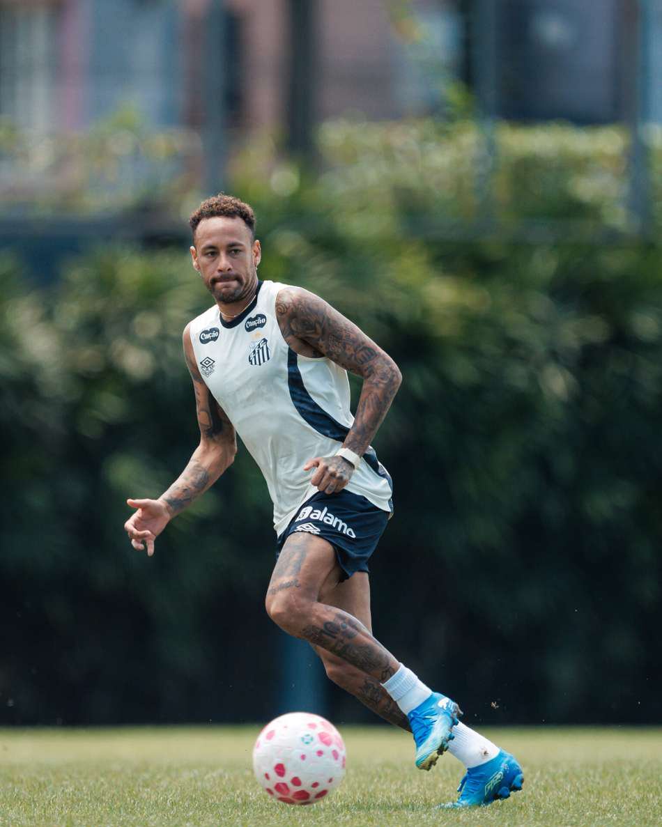 Neymar durante treino nesta sexta-feira (16), no CT Rei Pelé.