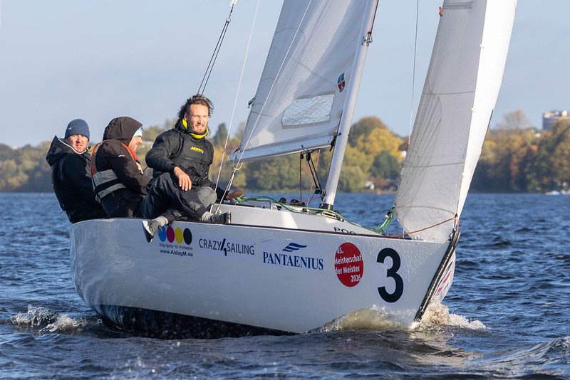 H-Boot-Meister Andi Lachenschmid mit seiner Crew bei der 45. Meisterschaft der Meister 2026 auf der Hamburger Außenalster