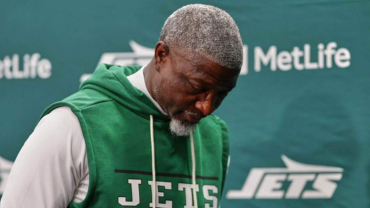 Aaron Glenn leaves after a news conference following the Jets' loss to the Dolphins.