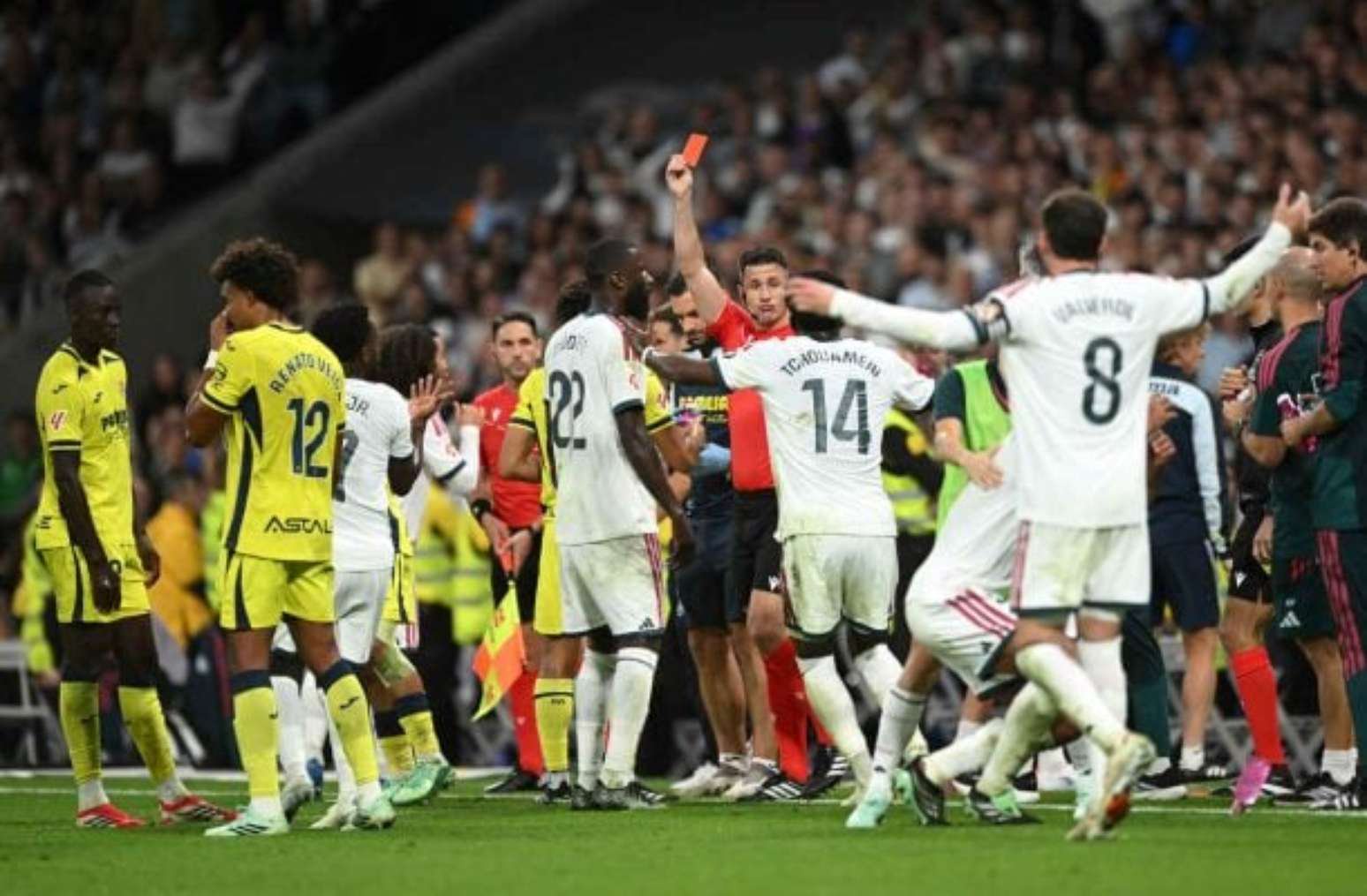 Vini Jr recebeu suspensão de quatro jogos por puxar o cabelo do adversário no Campeonato Espanhol –