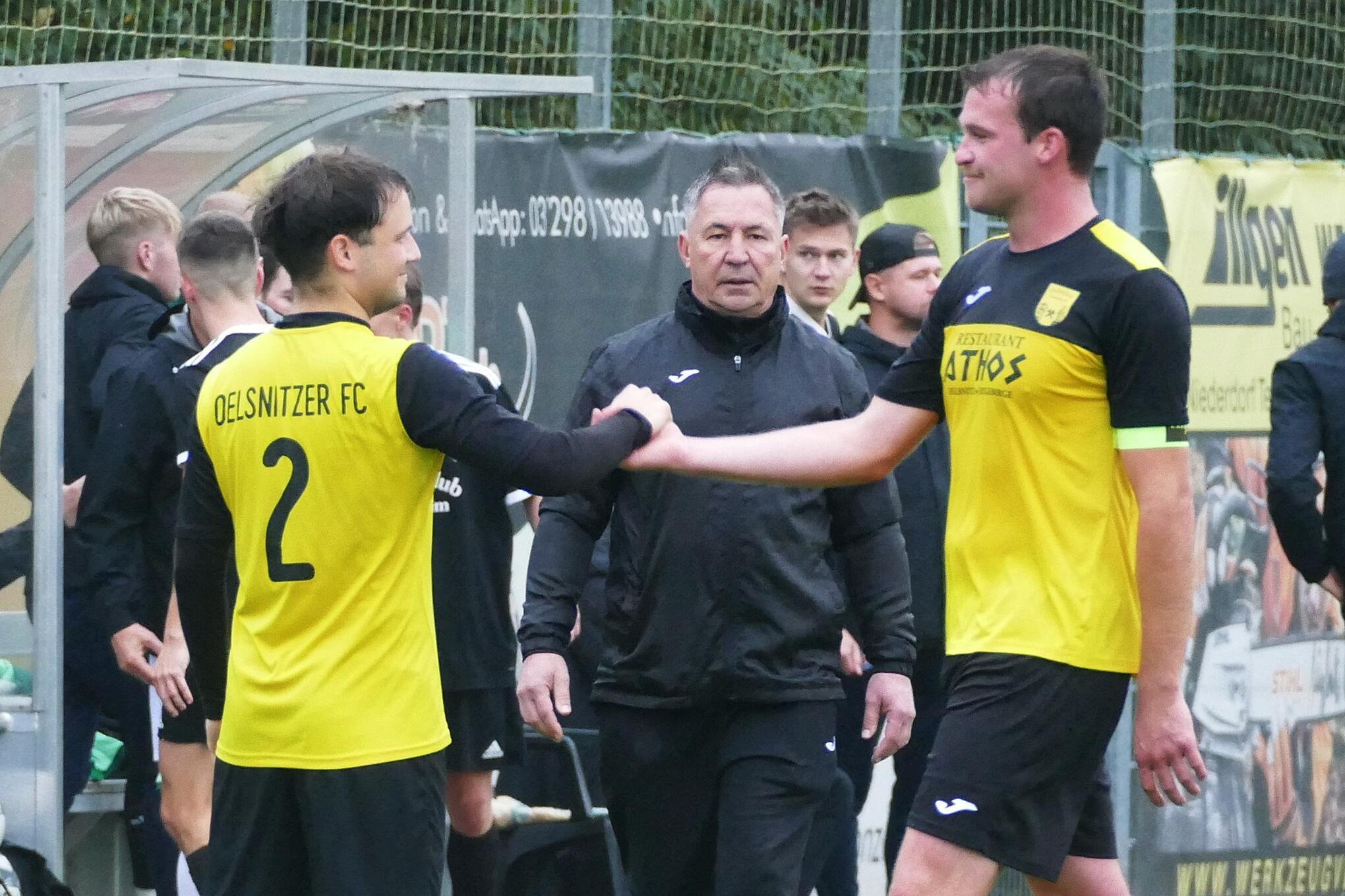 Fußball-Erzgebirgsliga: Dieser Coach saß schon beim FSV Zwickau auf der Bank - Seit Sommer will Trainer Marco Waldenburger (Mitte) die Erzgebirgsliga-Kicker des Oelsnitzer FC voranbringen.
