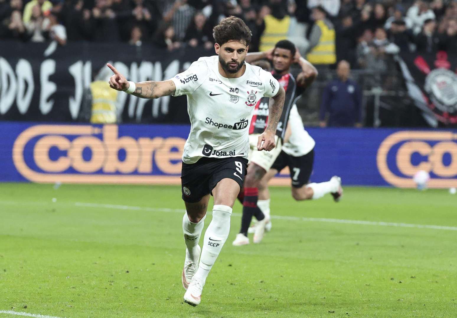 Yuri Alberto marca gol pelo Corinthians contra o Vitória 