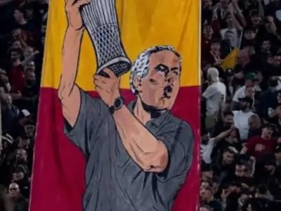 Mourinho foi homenageado por adeptos da Roma e não ficou indiferente