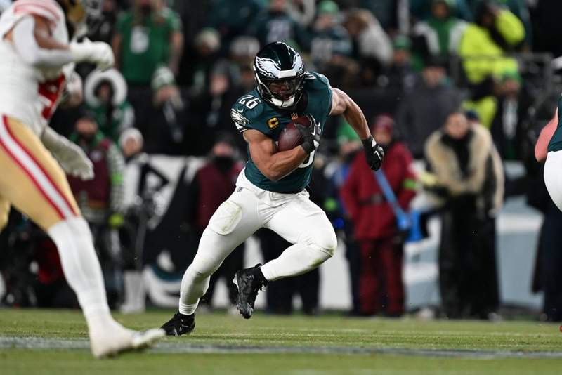 PHILADELPHIA, PA – JANUARY 11: Philadelphia Eagles running back Saquon Barkley 26 runs the ball during the NFL, American Football Herren, USA Wild Card game between the San Fransisco 49ers and the Philadelphia Eagles on January 11th, 2026 at Lincoln Financial Field in Philadelphia, PA. Photo by Terence Lewis/Icon Sportswire NFL: JAN 11 NFC Wildcard 49ers at Eagles EDITORIAL USE ONLY Icon260111075