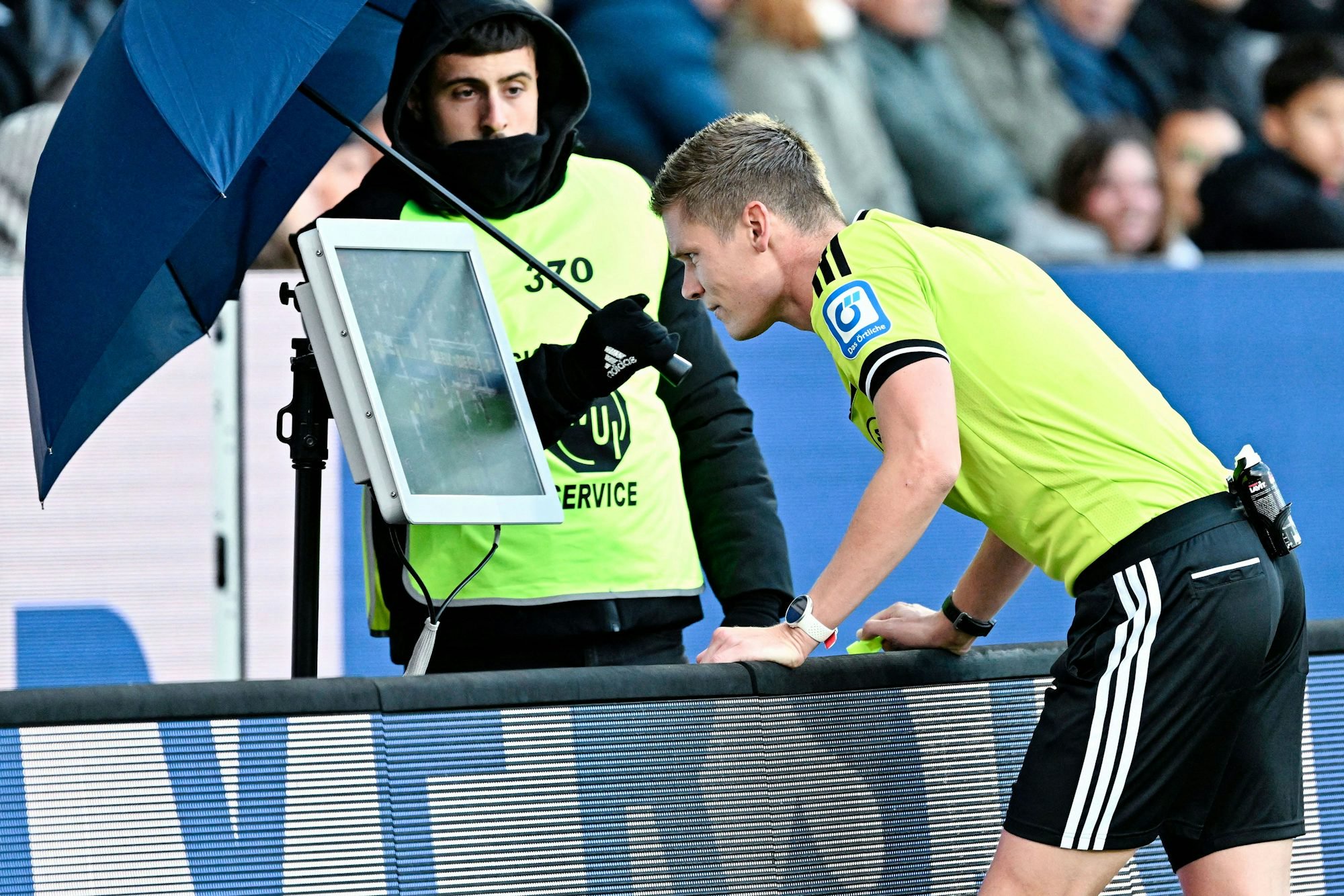 Schiedsrichter Florian Exner rannte mehrmals zum Bildschirm, um sich Handspiele genau anzusehen.