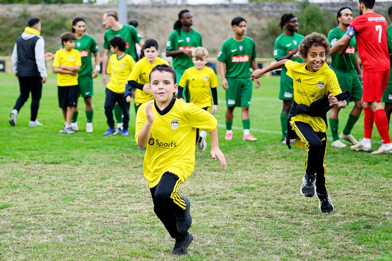 Les jeunes de l'école de football étaient associés à l'événement.