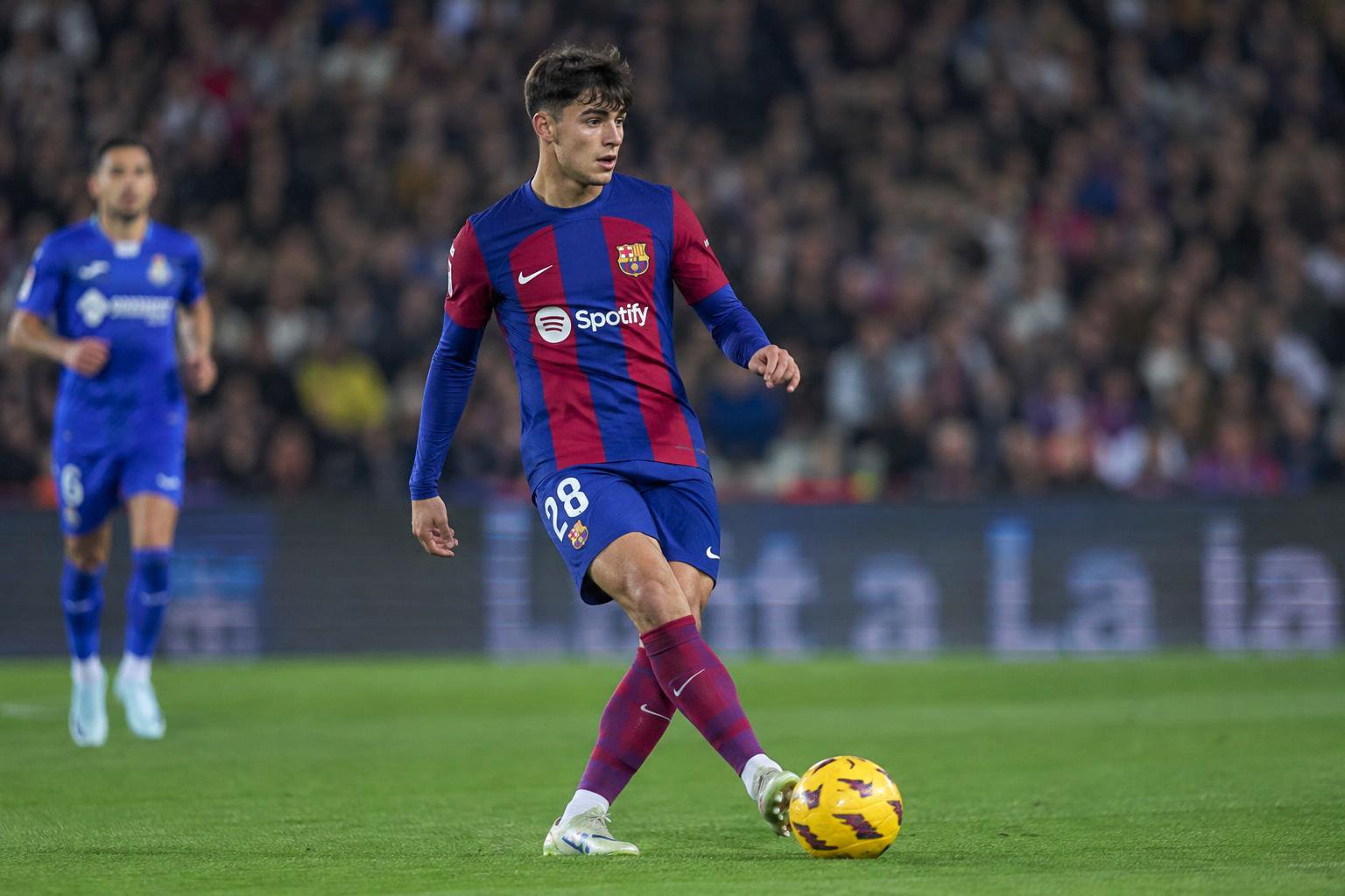19-year-old Barcelona's Xavi Espart is passing the ball in Camp Nou against Getafe in La Liga