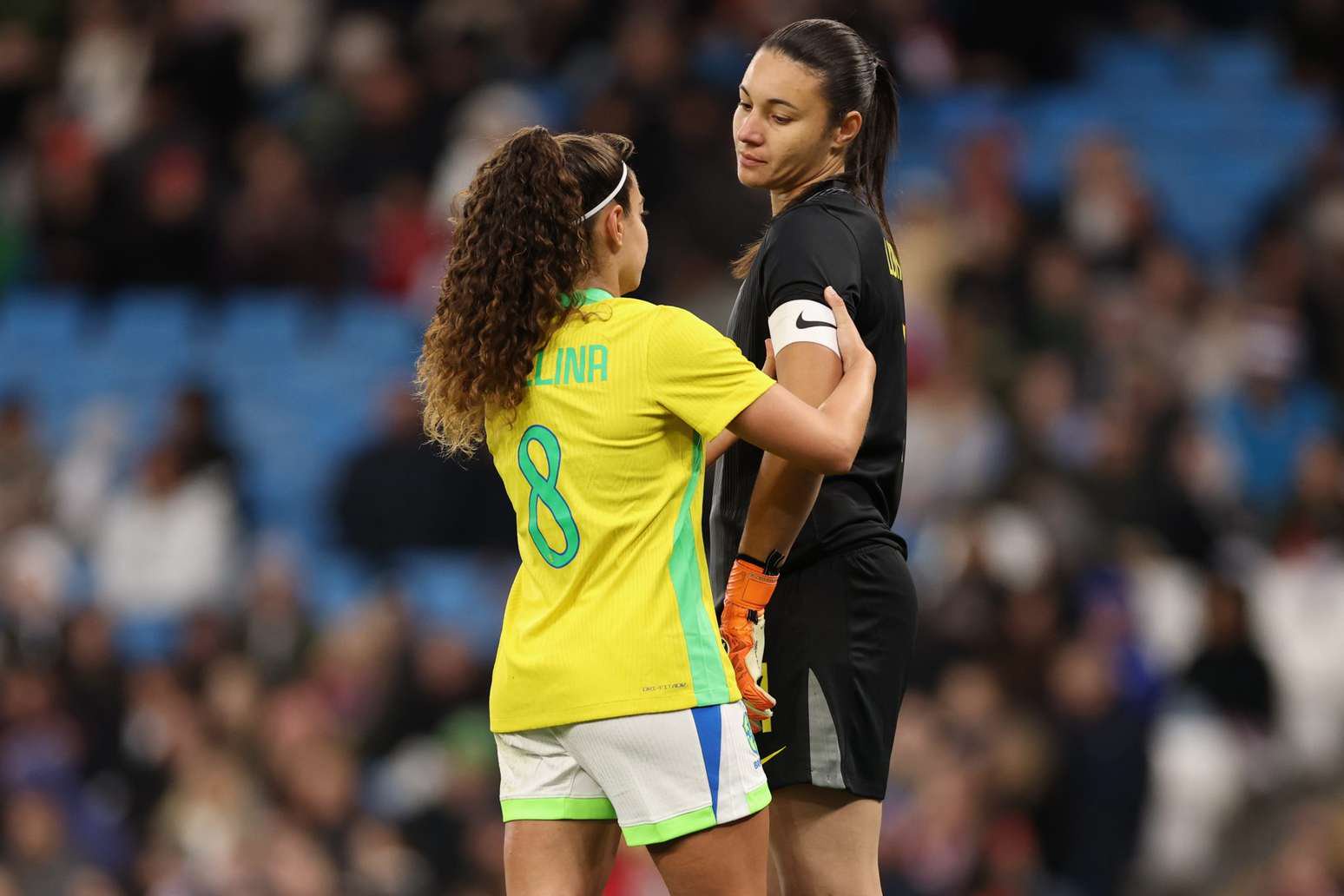 Lorena, goleira da Seleção Brasileira Feminina, recebe a faixa de capitã de Angelina durante amistoso contra a Inglaterra, em outubro de 2025 - 
