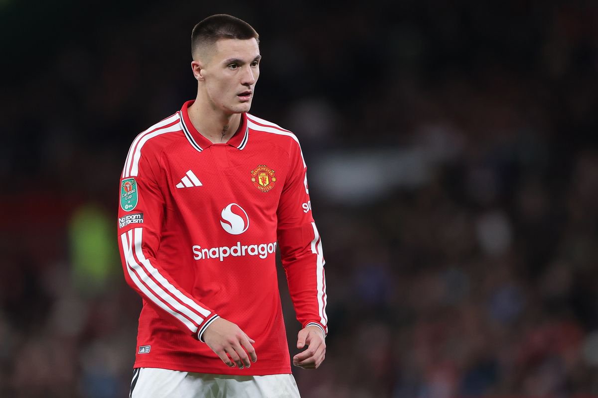 MANCHESTER, ENGLAND - SEPTEMBER 16: Benjamin Sesko of Manchester United during the Carabao Cup Third Round match between Manchester United and Brighton & Hove Albion at Old Trafford on September 16, 2026 in Manchester, England. (Photo by James Gill - Danehouse/Getty Images)