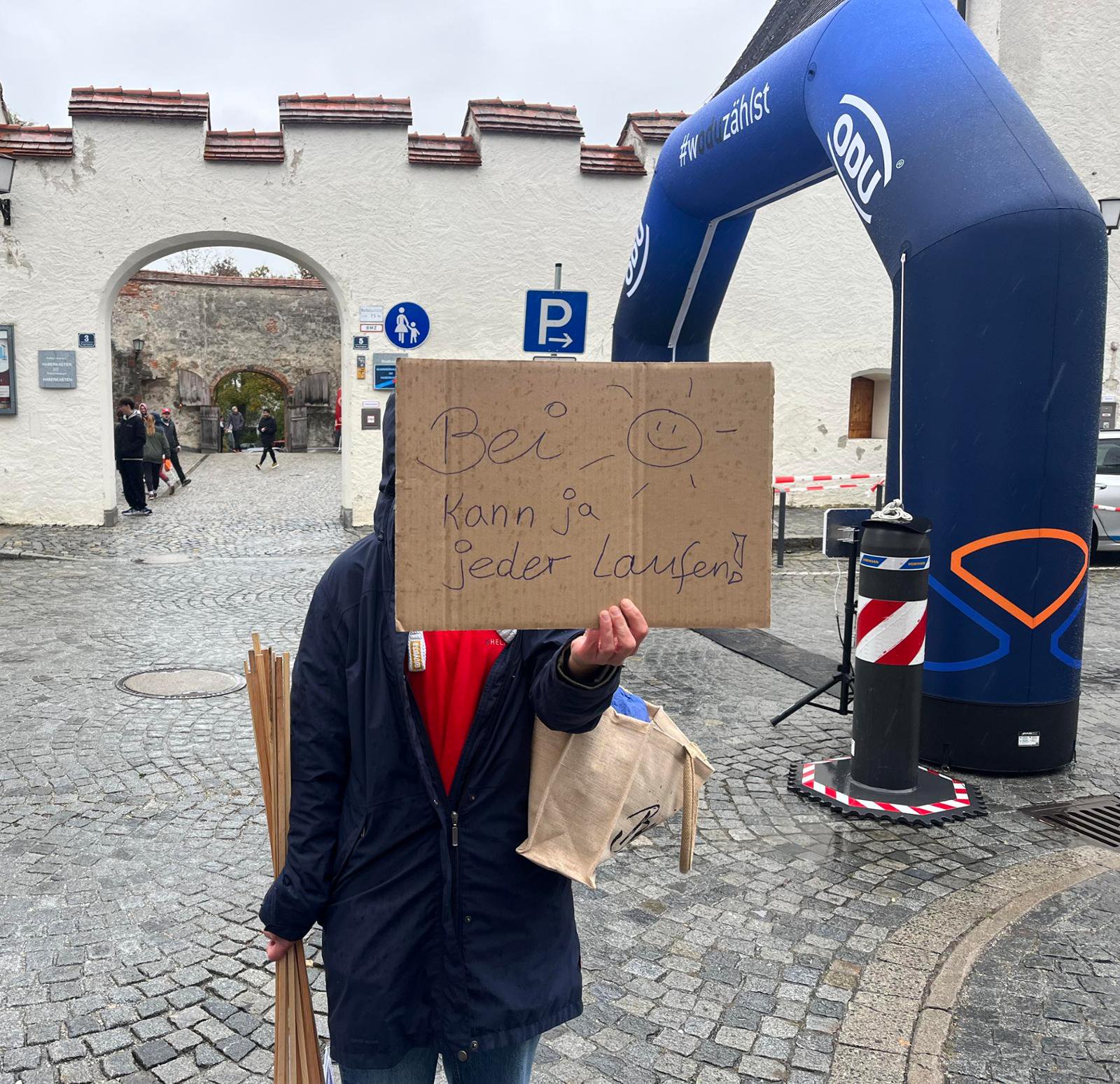 „Bei Sonne kann jeder laufen“ - mit diesem Schild feuerte eine Besucherin die Läufer im kalten Regenwetter an.